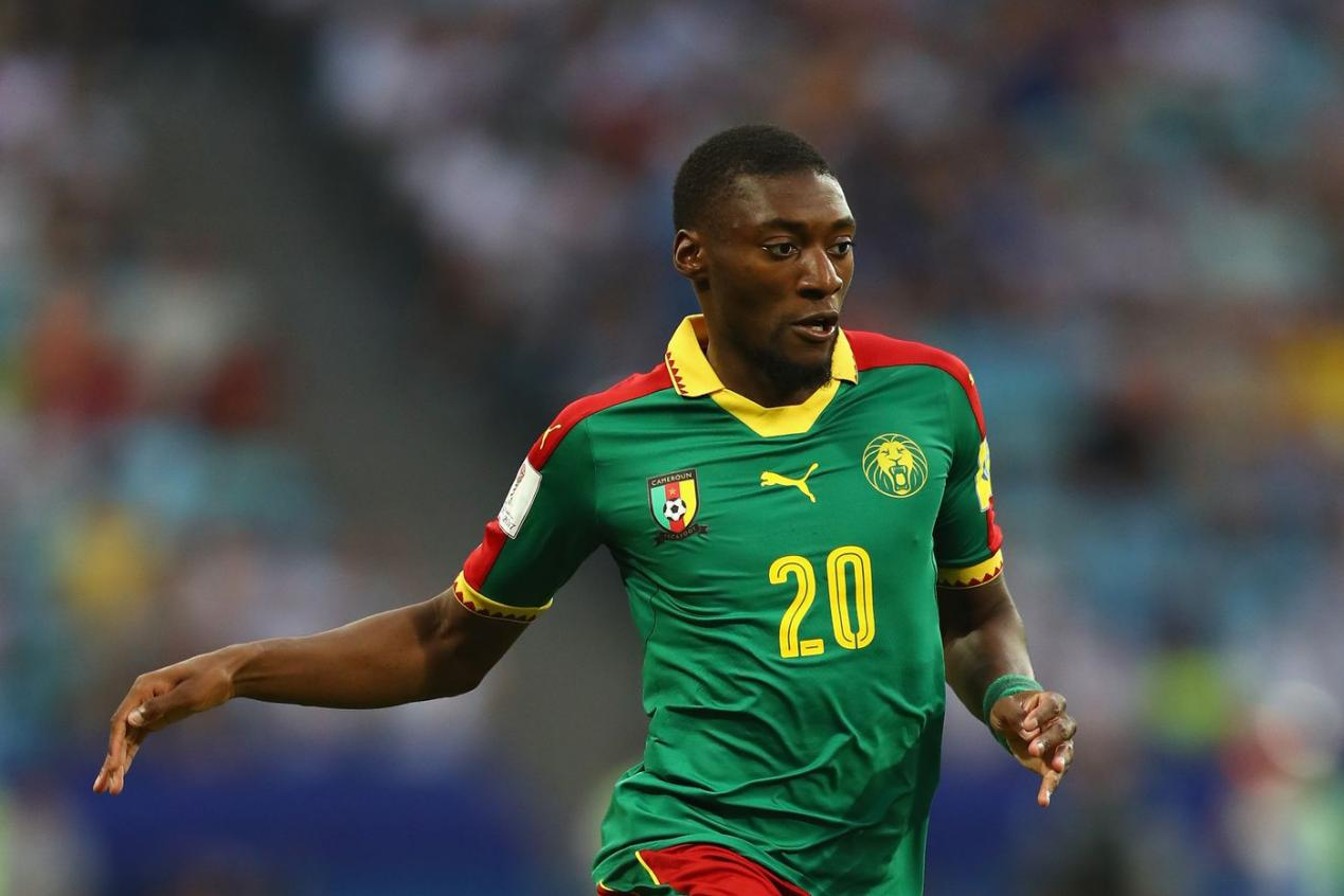 助理被裁判种族歧视领出巴黎世界杯比赛中断延期喀麦隆足球队