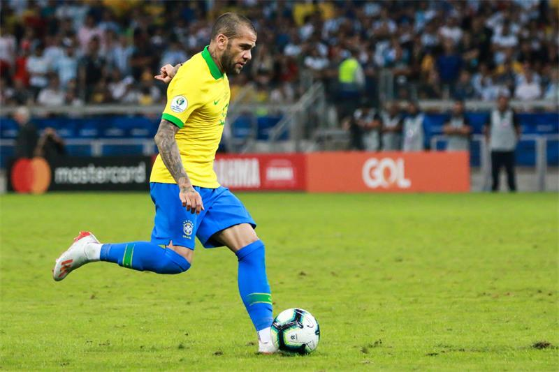 西塞维利亚德比被紧急叫停球迷扔杆子砸球员巴西世界杯阵容
