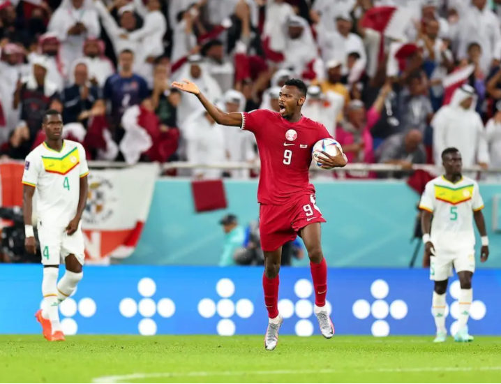 卡塔尔球队小组赛中遭遇两连败，却也收获世界杯首球