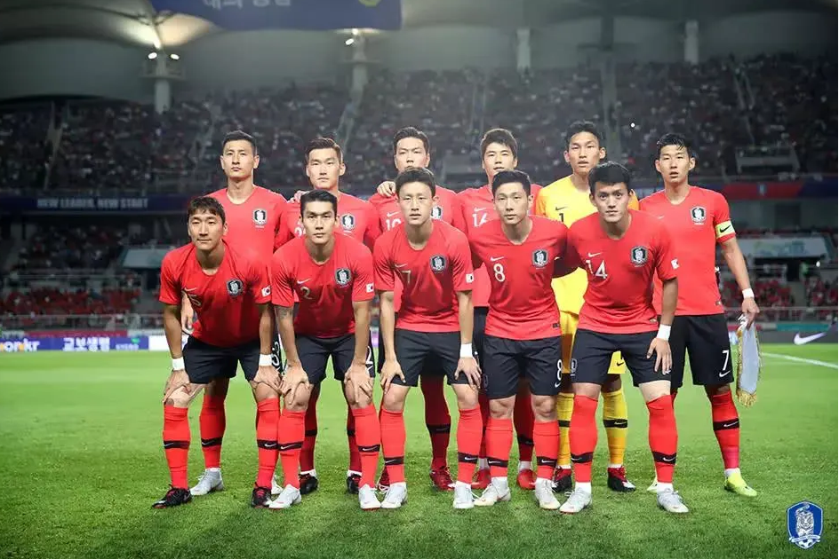 韩国足球队比赛详情,在小组赛中战胜葡萄牙队，成功晋级世界杯