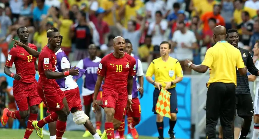 加纳足球队比赛时拼尽全力，在本届世界杯拉着乌拉圭一起“溺