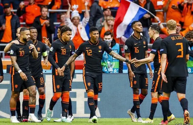 荷兰足球队在点球大战中败阵，世界杯止步于八强赛区