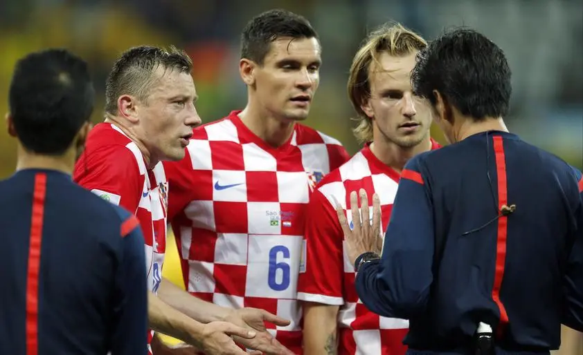 克罗地亚队球衣一夜爆火本届世界杯格子球衣再次出击