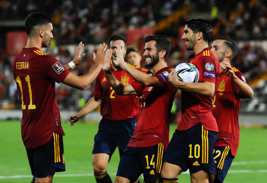 西班牙国家队成员是冉冉升起的新星，世界杯赛场上展现牛士雄