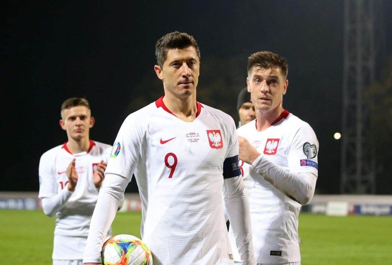 波兰国家队对阵法国队，后者成功晋级世界杯八强