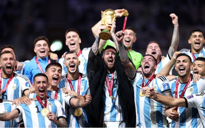 世界杯决赛诞生新球王，梅西带领阿根廷取胜被全世界膜拜