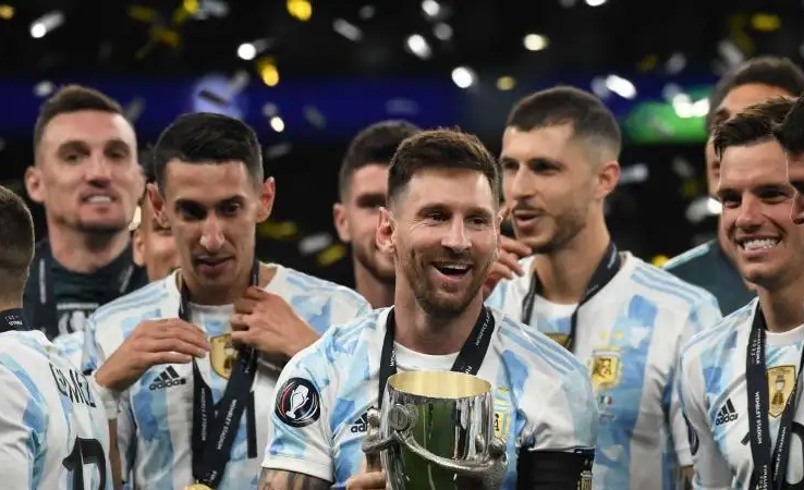 阿根廷世界杯赛事，球队三夺冠军，梅西终捧大力神杯
