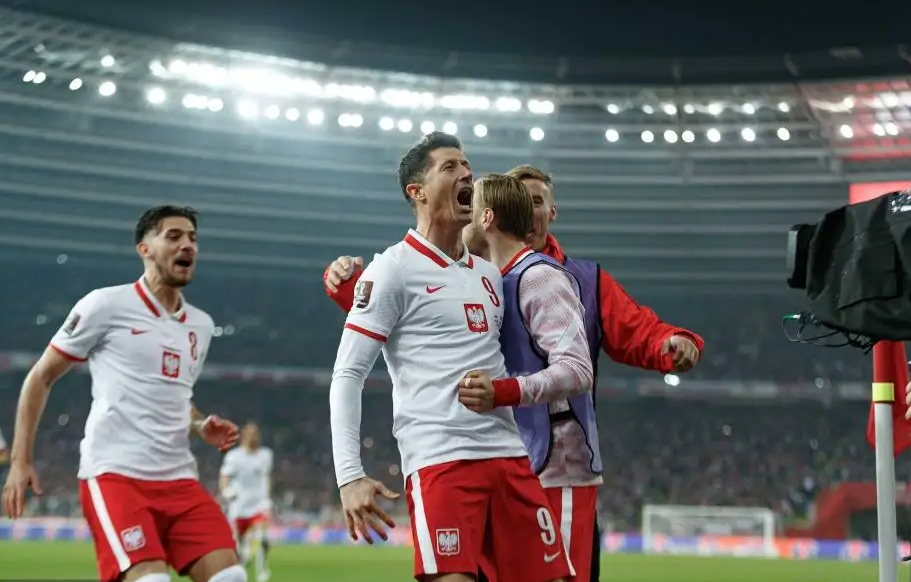 波兰国家队实力不容小觑，世界杯赛事球迷们拭目以待