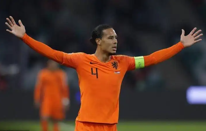 荷兰男子足球国家队对阵阿根廷队，全场出示黄牌打破世界杯纪