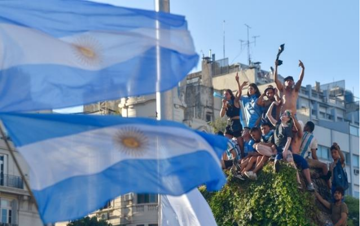 世界杯冠军把大力神杯带回阿根廷，全国放假一天进行庆祝