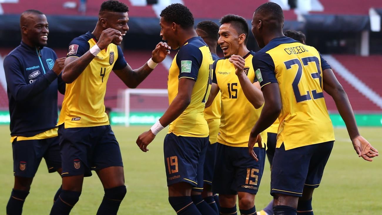 厄瓜多尔足球队在世界杯首战中进球后跪地指天，背后原因心酸