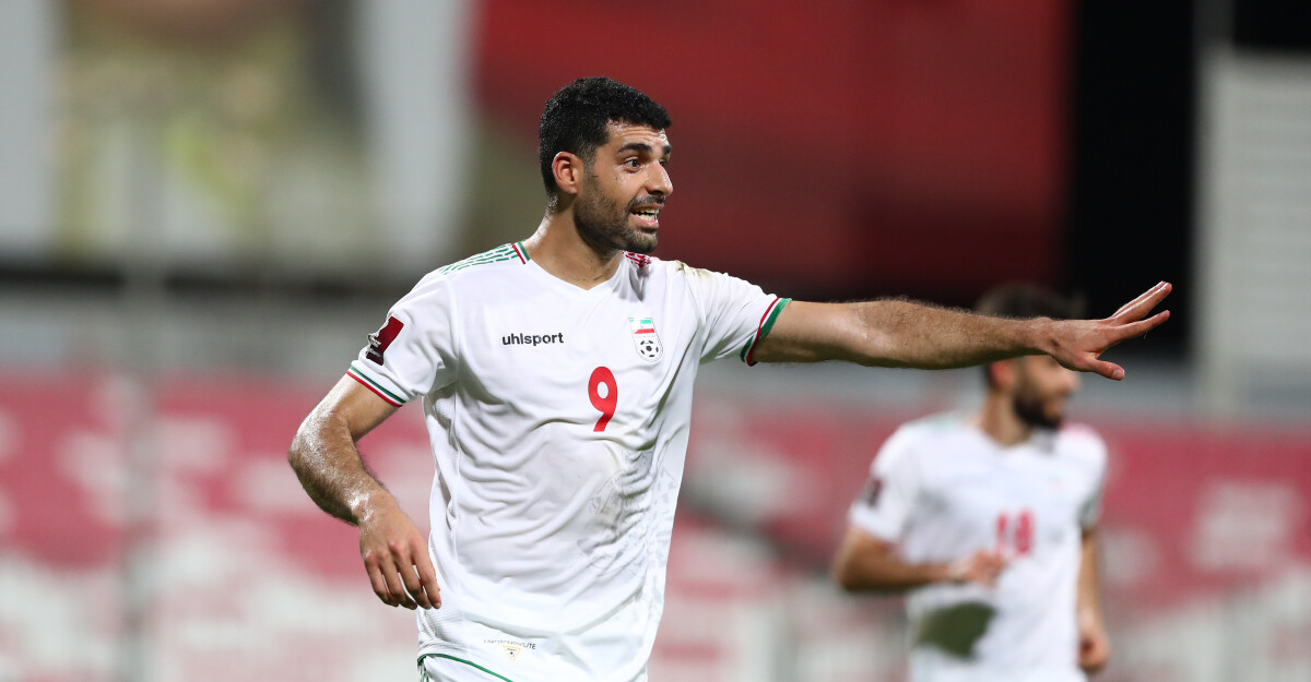伊朗世界杯比赛结束后球员拒绝唱国歌引发争议