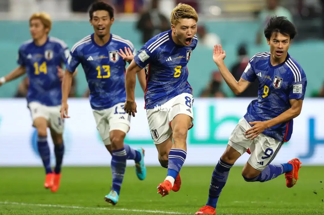 日本国家男子足球队，在世界杯以小组第一的成绩晋级16强