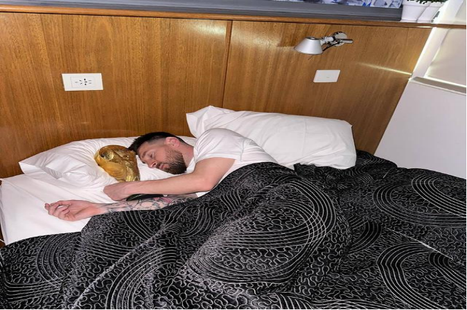 世界杯冠军回国庆祝游行，梅西睡觉都不放手大力神杯