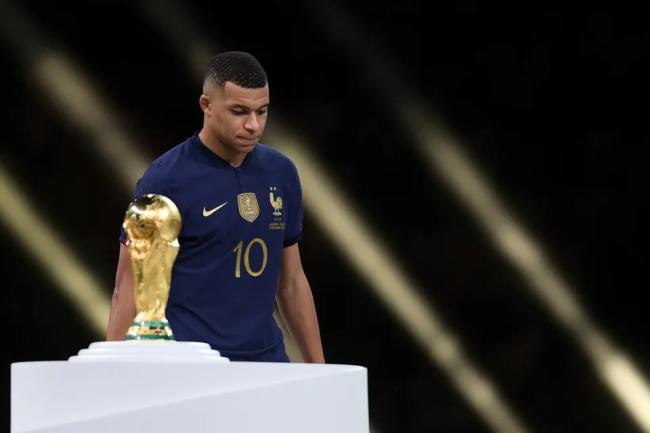 世界杯决赛引争议，法国球迷不满比赛判罚申请重赛