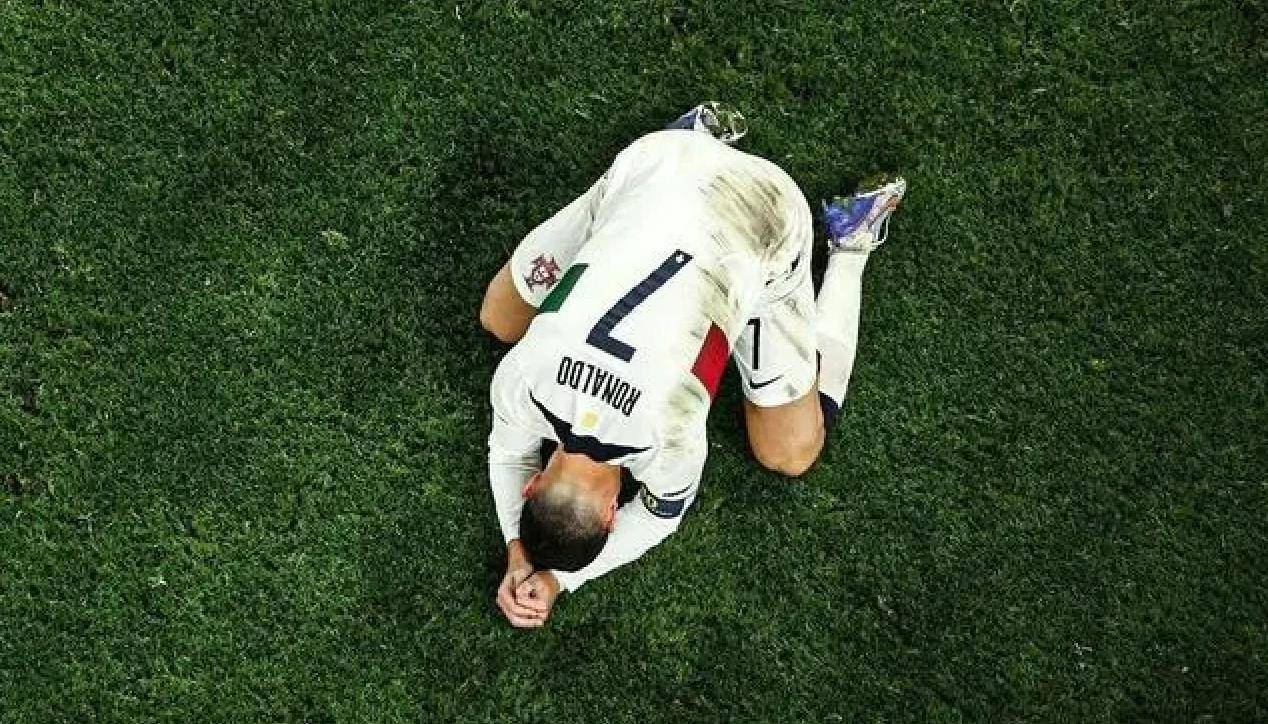 世界杯C罗意难平，37岁中年男人泪洒球场难说再见