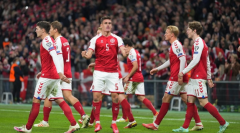 丹麦男子足球队在世界杯上的中埃里克森让队员们信心十足冲击