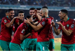摩洛哥队比分5-2！他们晋级世界杯后，爆出内讧：球员逼宫主帅