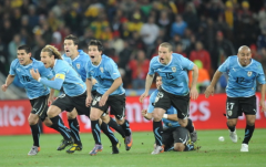 乌拉圭球队追逐渴望胜利，世界杯上的力量十足