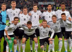 德国国家队球迷鼓舞气势，目睹世界杯最后一战