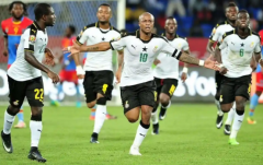加纳国家队气势正盛，世界杯赛场上众球员奋力拼搏