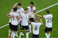 德国国家队众球员奋力拼搏，世界杯上欲一雪前耻