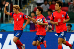 韩国足球队挺进了四强，在世界杯上带领韩国走向辉煌