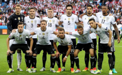 德国队球迷大失所望，世界杯上德国战车频频失误