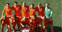 荷兰队采用迂回战术，在世界杯赛场上稳中求胜