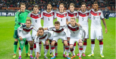 德国队球迷大失所望，世界杯上球队发挥频频失误