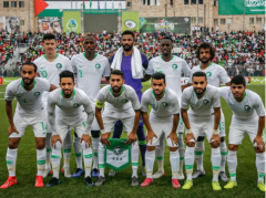 <b>沙特足球队在世界杯排名居中，在赛场上奋起反击</b>