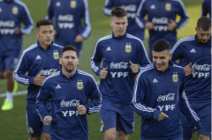 镜报:枪手托特纳姆世界杯队都喜欢这位19岁的阿根廷中场该球员