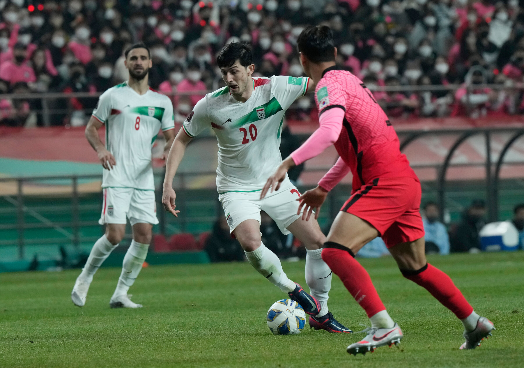伊朗足球队首次胜利欧洲球队，卡塔尔成为世界杯首支无缘16强