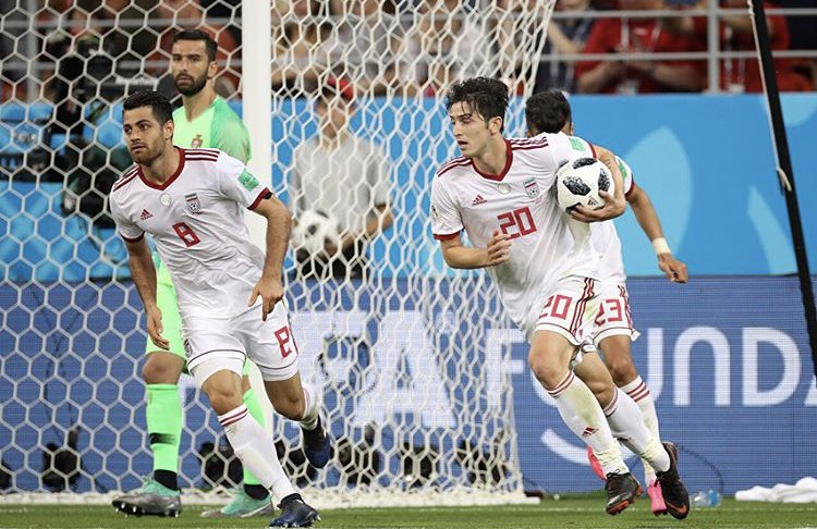 伊朗球迷在2022年世界杯为美国欢呼，得知原因后心酸