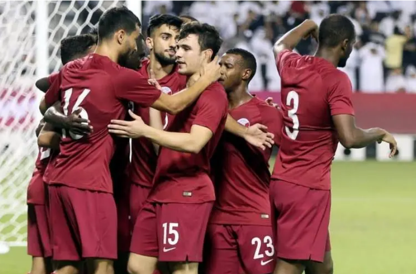 卡塔尔国家男子足球队同厄瓜多尔队，在世界杯展开精彩对决
