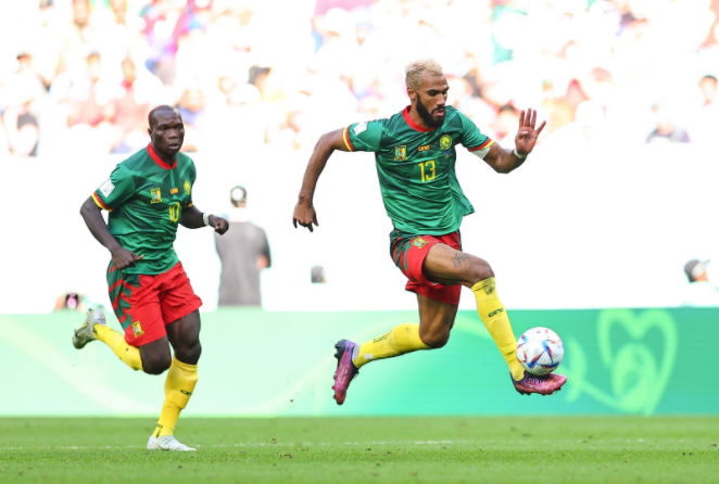 喀麦隆国家队中场球员世界杯赛场上穿印有俄罗斯国旗的球鞋