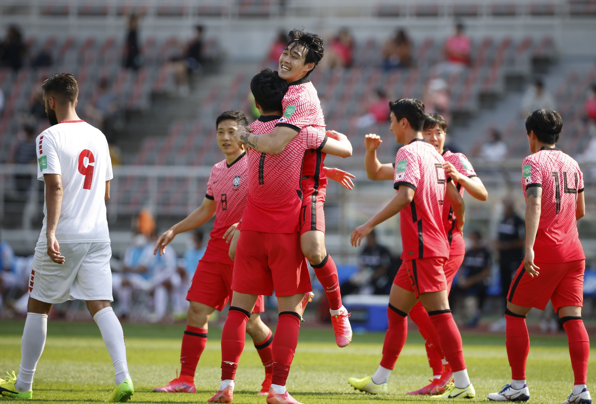 戴着面具出战的韩国足球队成员孙兴愍世界杯赛场打平乌拉圭
