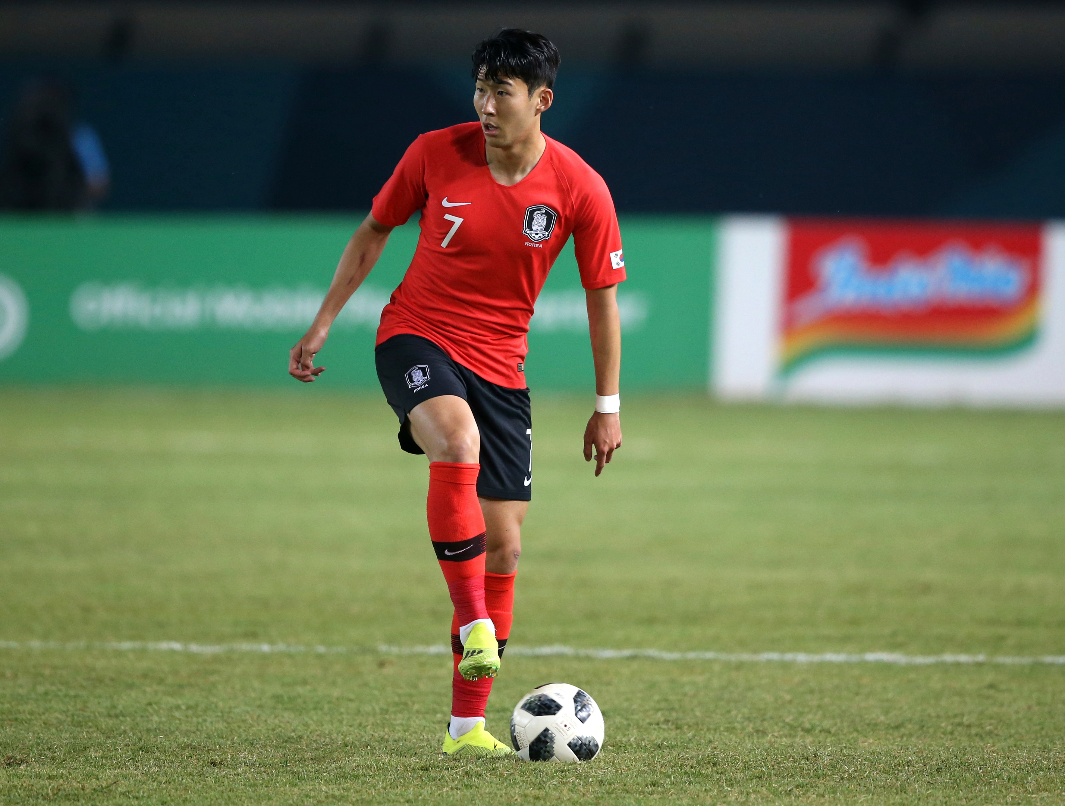 韩国球队成员孙兴慜带伤出战世界杯，晋级16强哭成泪人