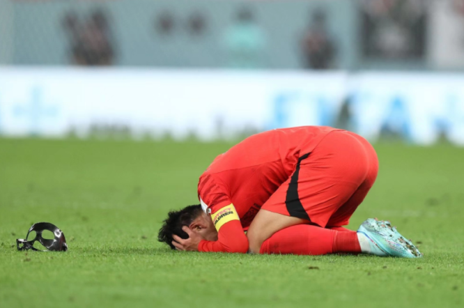 韩国球队成员孙兴慜带伤出战世界杯，晋级16强哭成泪人