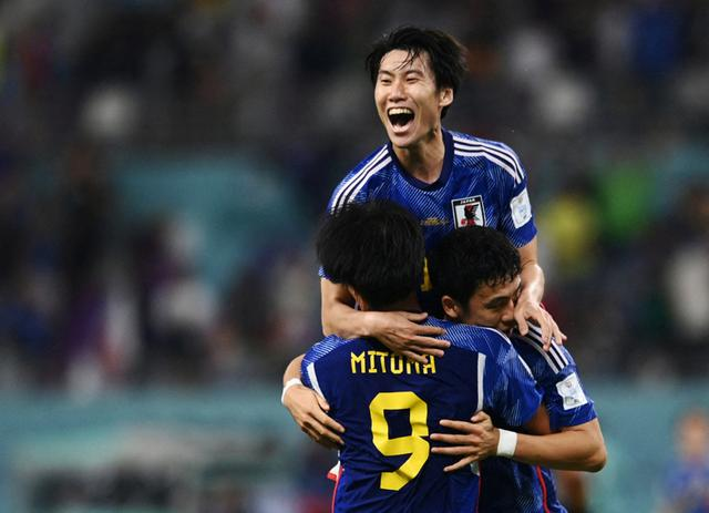 日本国家足球队直播赛况，球队在本届世界杯赛场取得历史性胜
