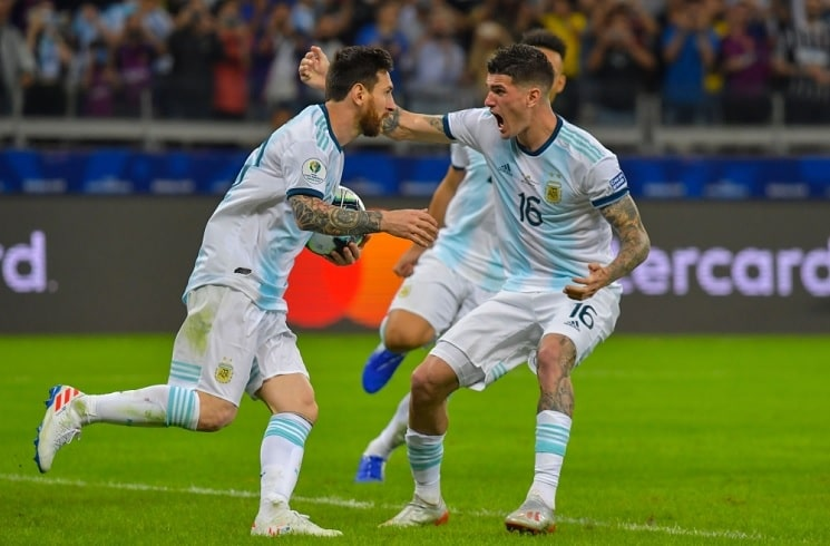 阿根廷球队球员在世界杯赛场上赛场下两幅面孔