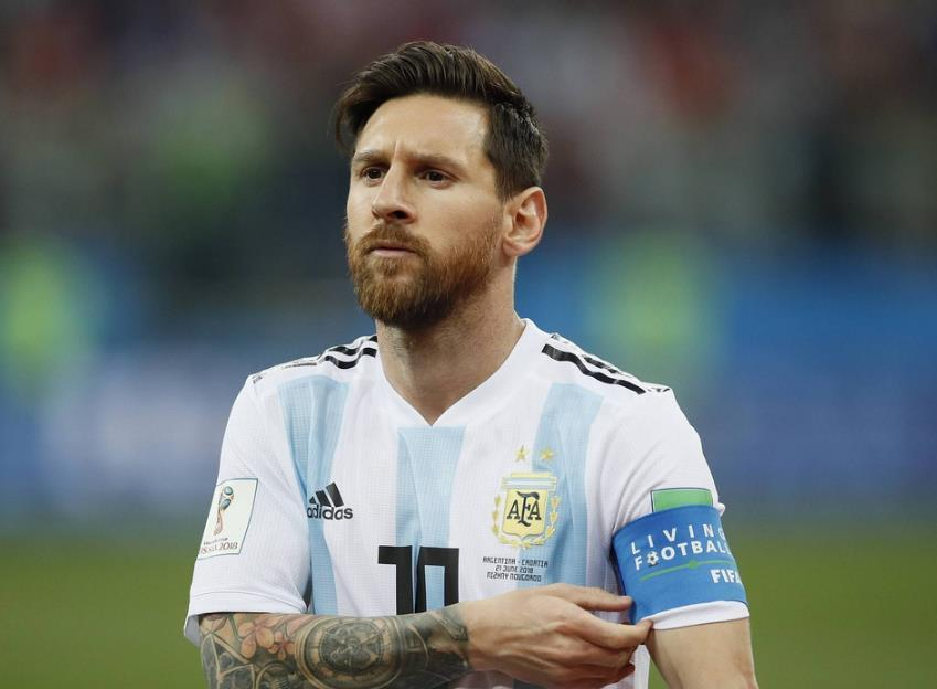 阿根廷球队球员在世界杯赛场上赛场下两幅面孔