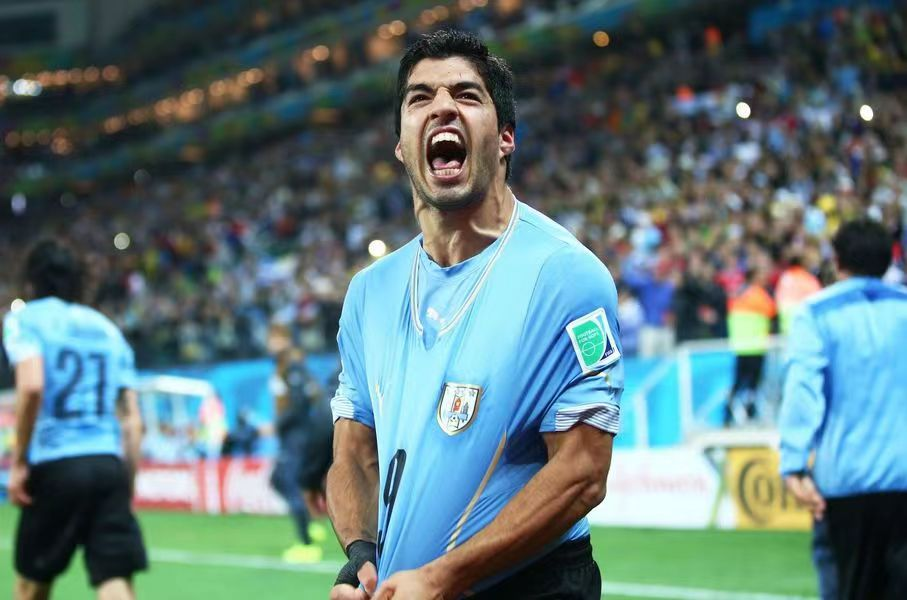 乌拉圭球队遗憾出局世界杯赛场35岁苏亚雷斯泪洒当场