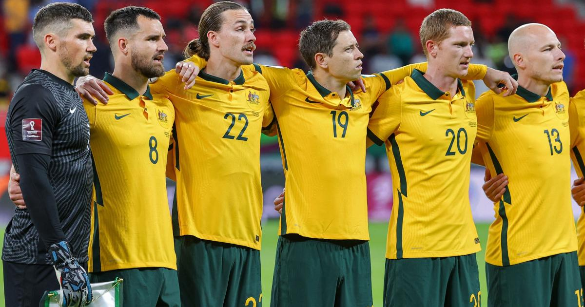 澳大利亚2022世界杯直播，足球联赛发生骚乱守门员遭袭受伤