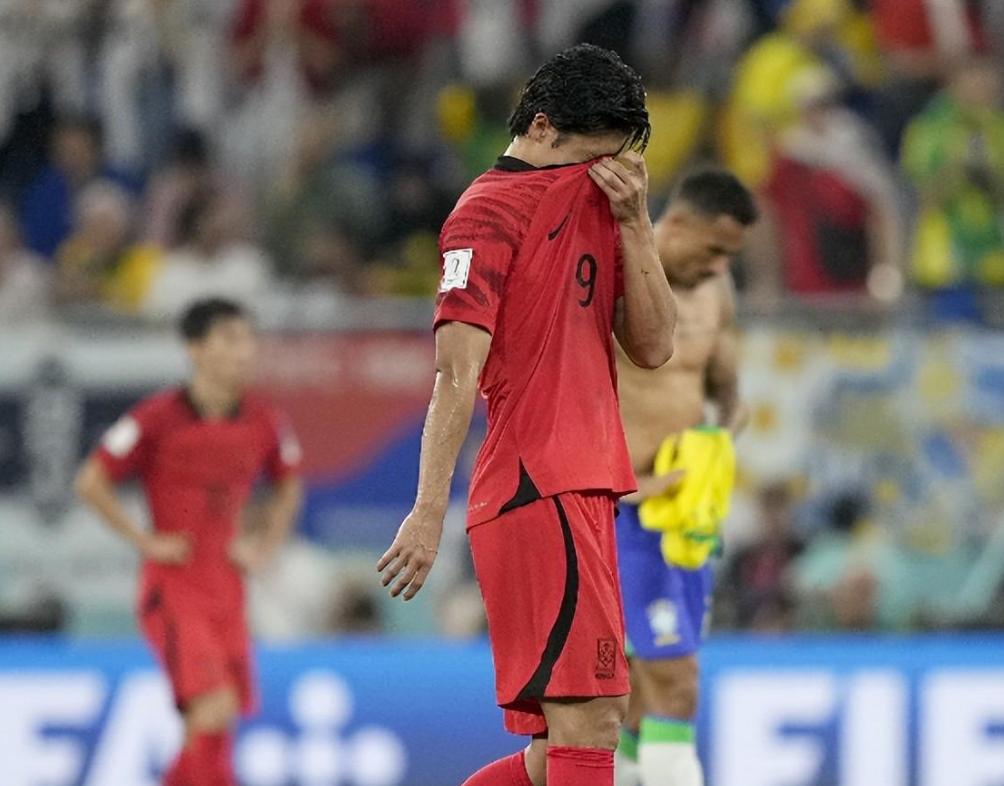 韩国世界杯赛程直播报道，球迷举嘲讽标语遭打脸