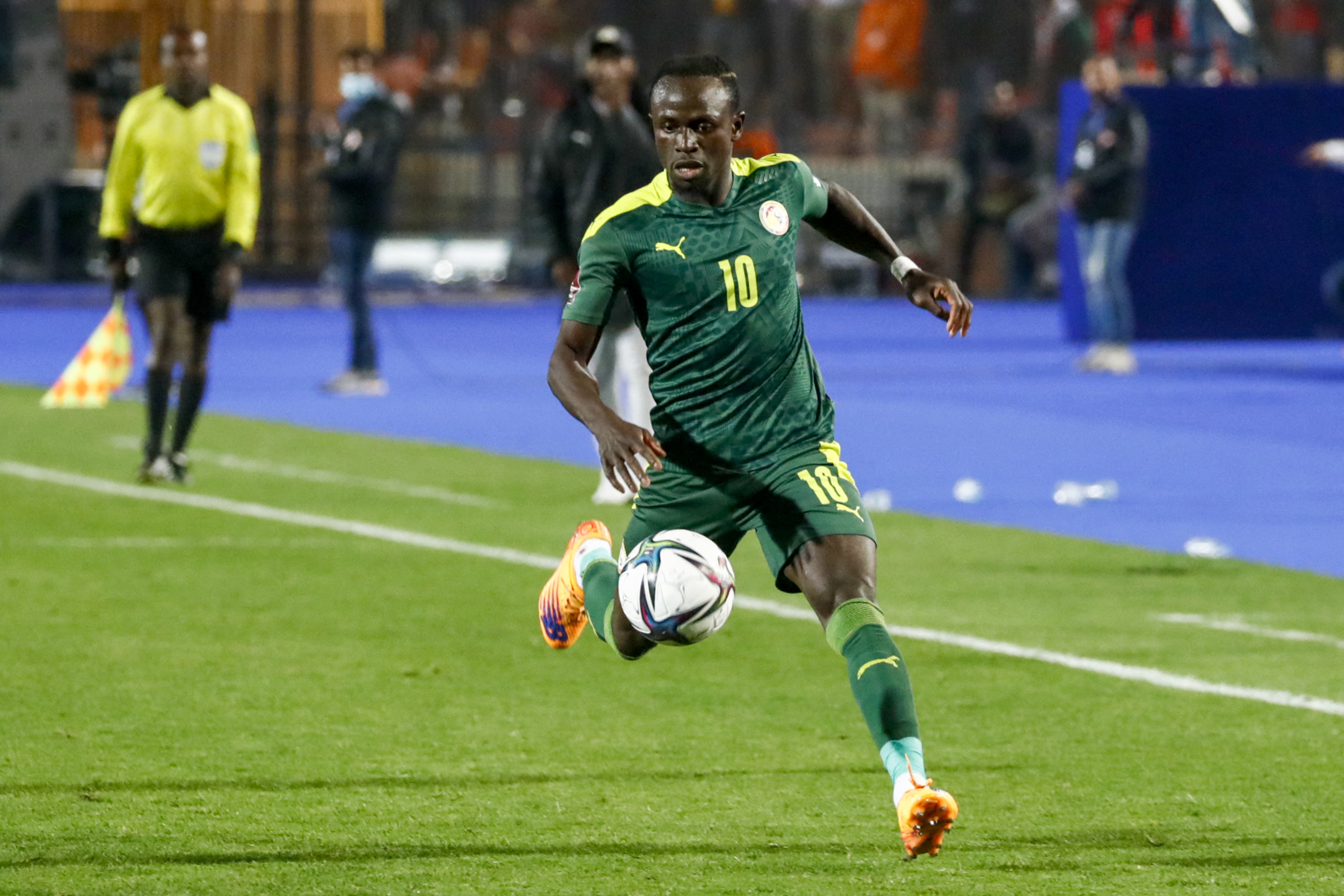 塞内加尔国家队即时比分2-1赢球出线世界杯,举国欢庆