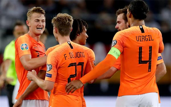 荷兰国家足球队主帅及时调整比赛战略冲击世界杯16强